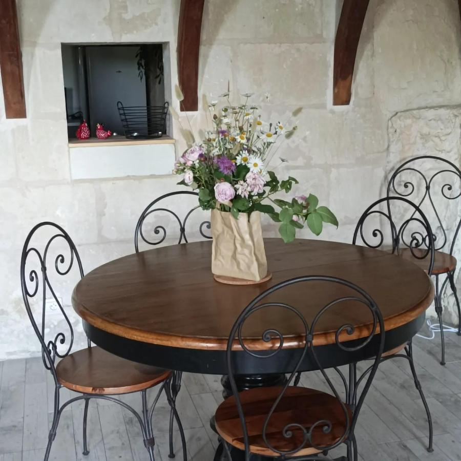 Gite Des Perreyeurs - Maison Troglodyte Avec Vue Sur Loire モンソロー エクステリア 写真
