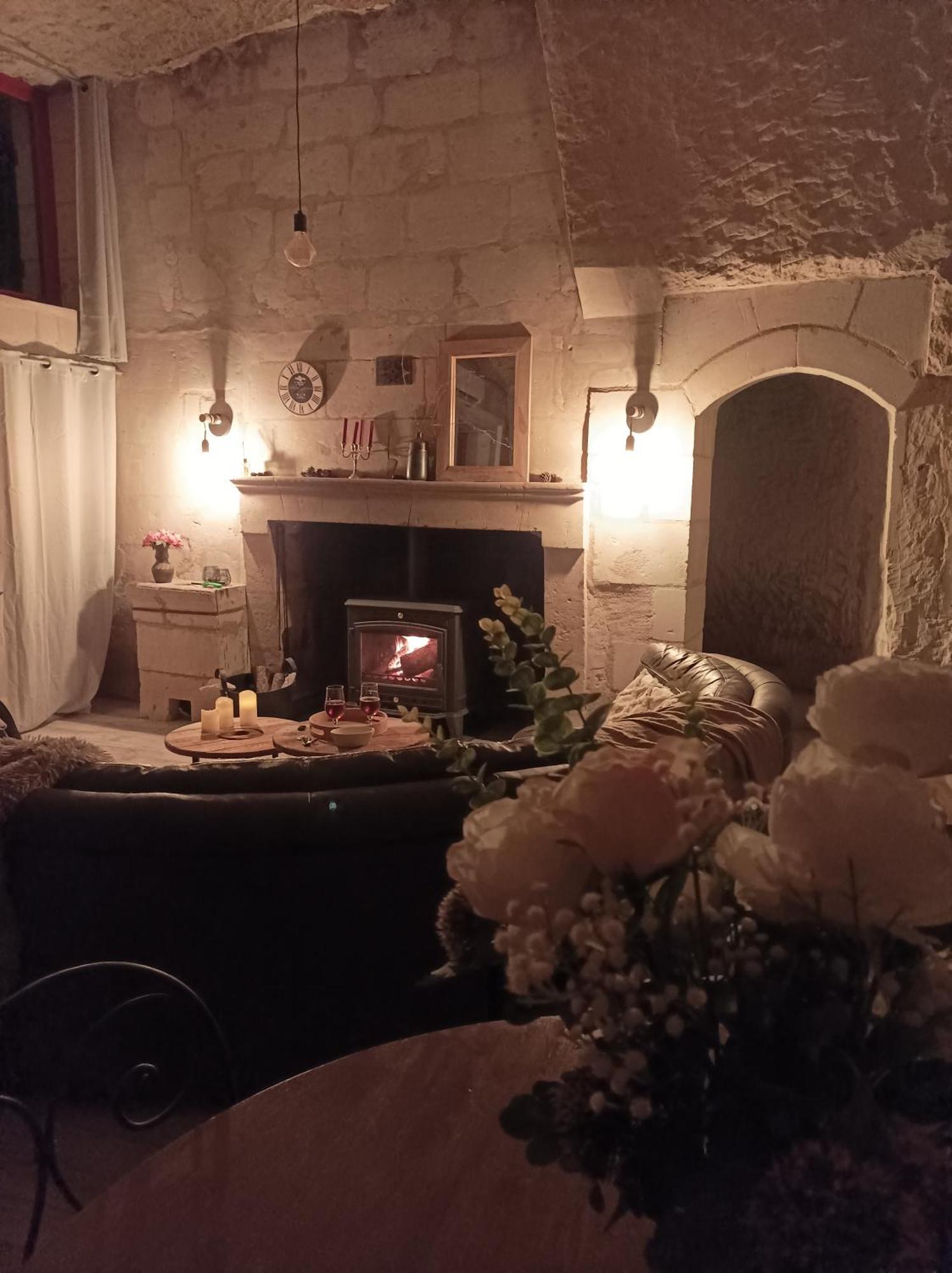 Gite Des Perreyeurs - Maison Troglodyte Avec Vue Sur Loire モンソロー エクステリア 写真