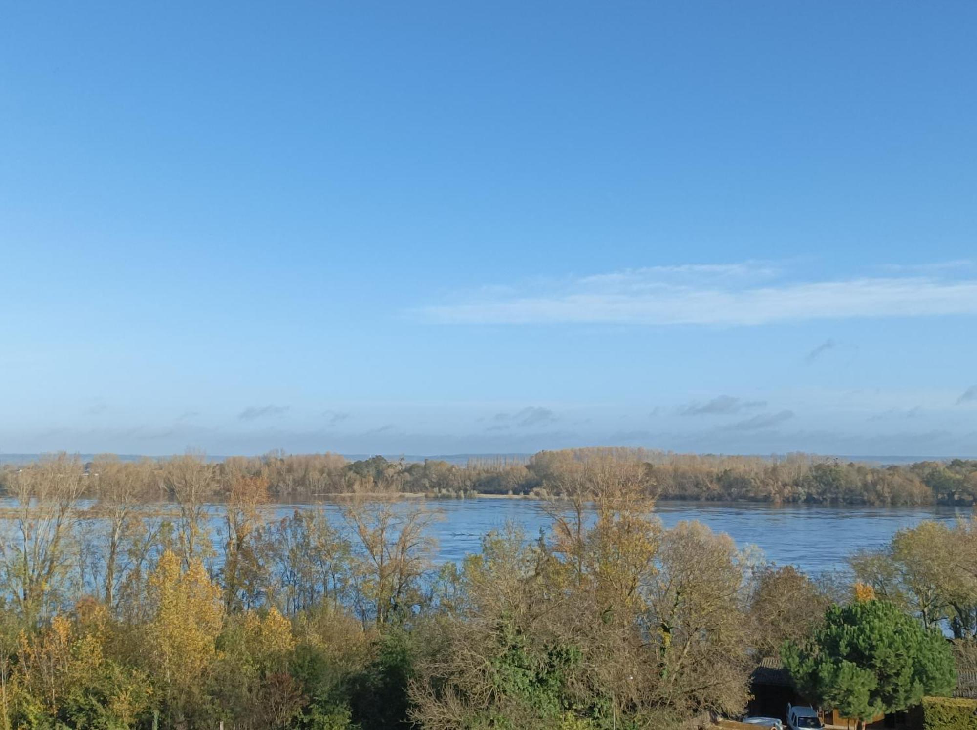 Gite Des Perreyeurs - Maison Troglodyte Avec Vue Sur Loire モンソロー エクステリア 写真