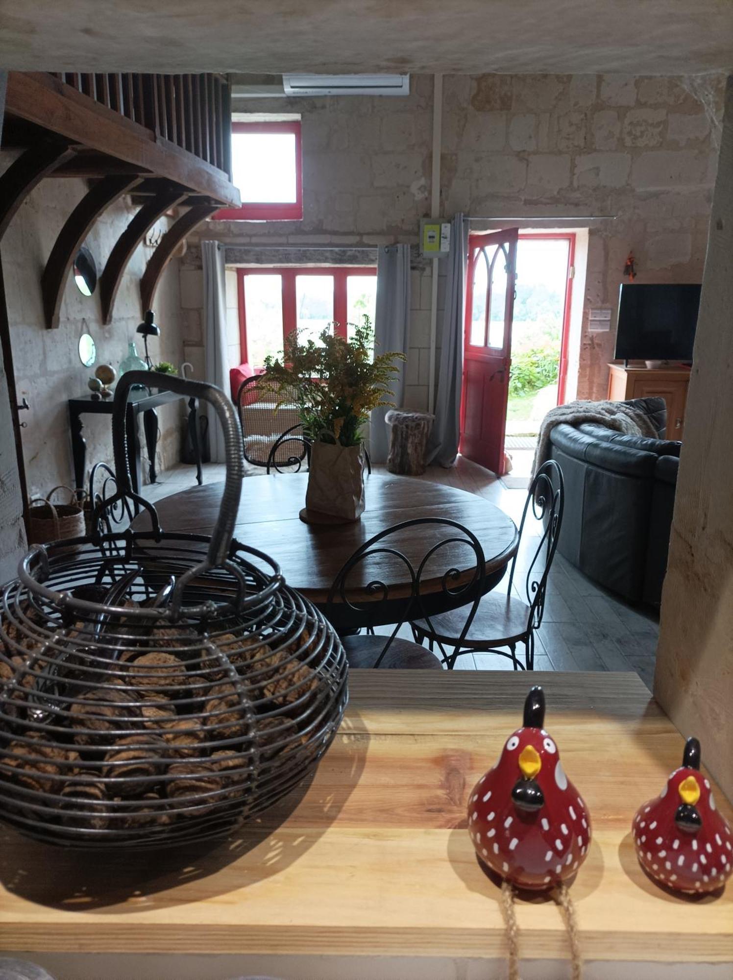 Gite Des Perreyeurs - Maison Troglodyte Avec Vue Sur Loire モンソロー エクステリア 写真