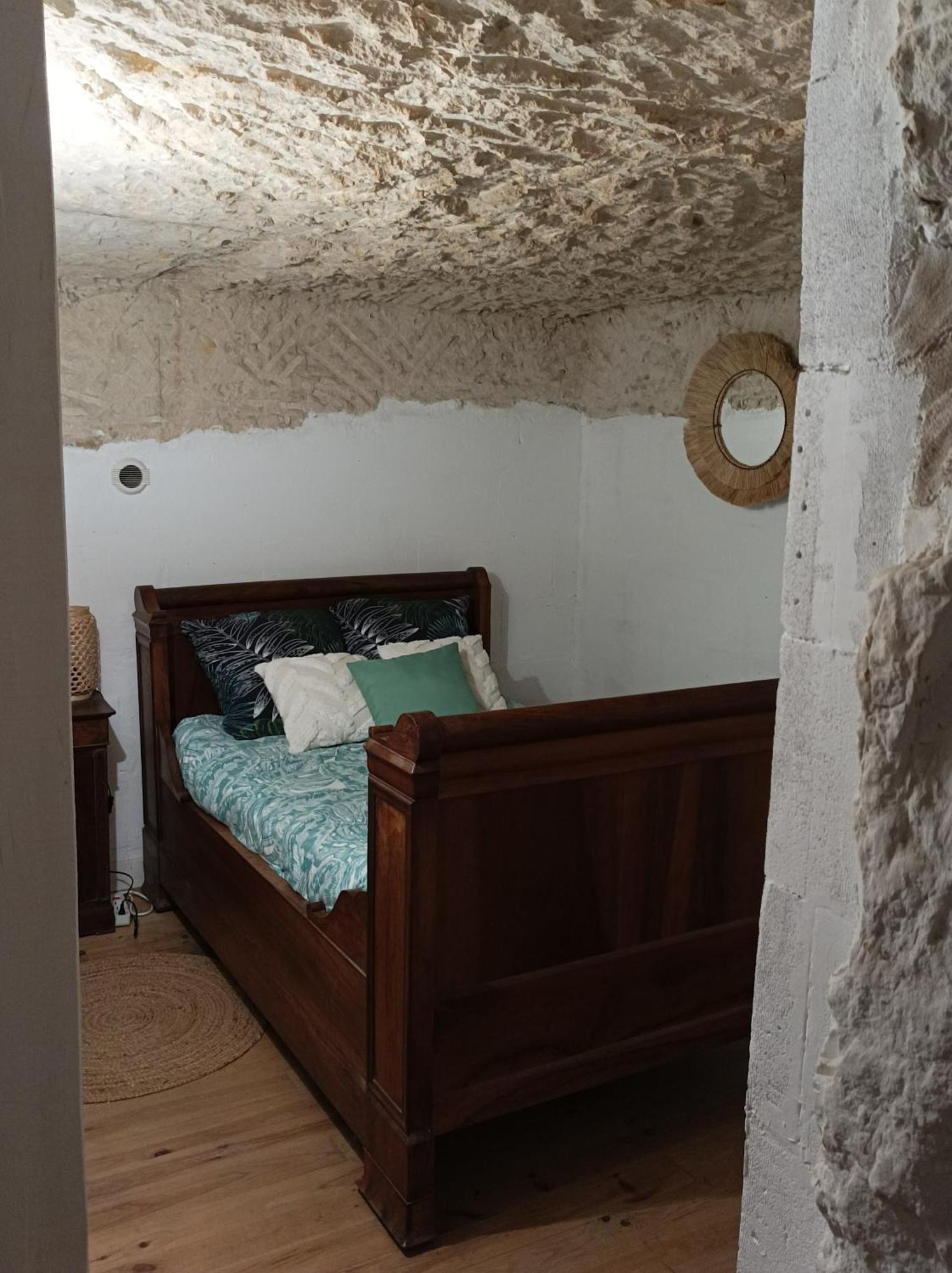 Gite Des Perreyeurs - Maison Troglodyte Avec Vue Sur Loire モンソロー エクステリア 写真
