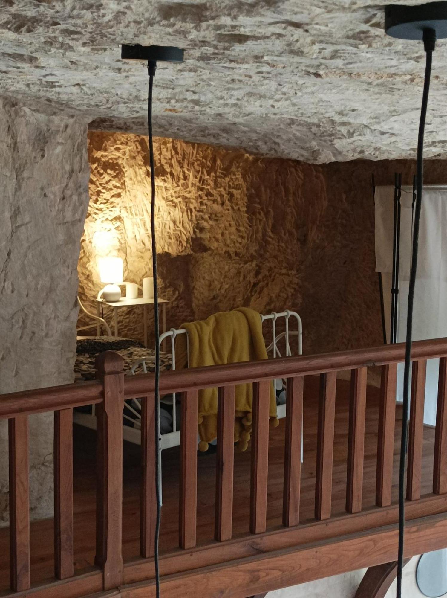 Gite Des Perreyeurs - Maison Troglodyte Avec Vue Sur Loire モンソロー エクステリア 写真