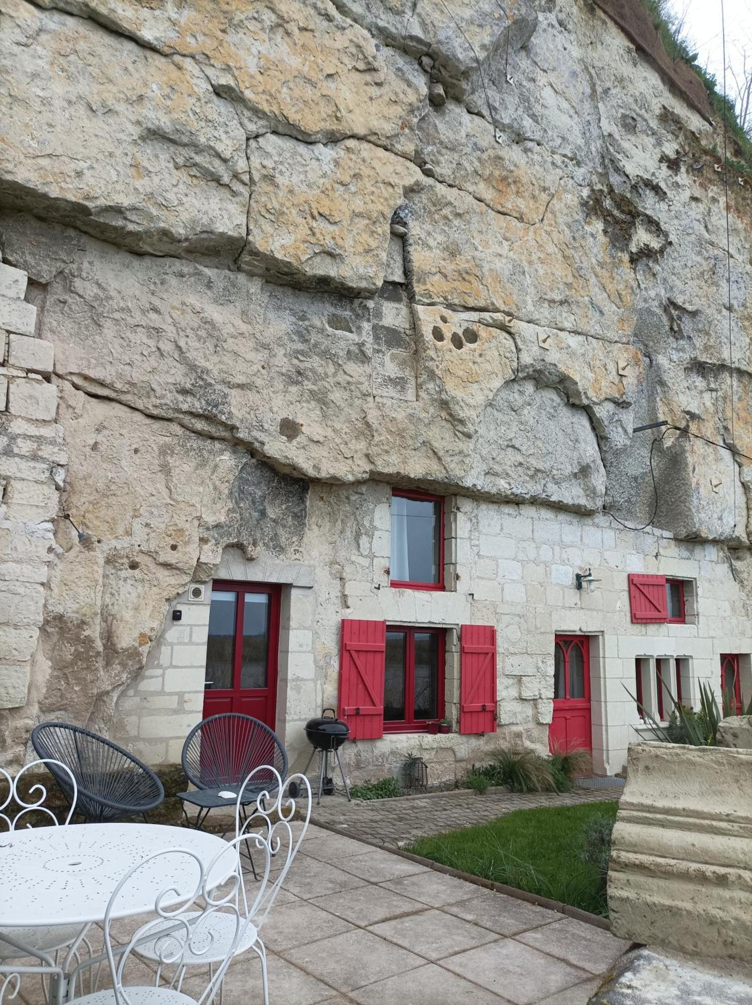 Gite Des Perreyeurs - Maison Troglodyte Avec Vue Sur Loire モンソロー エクステリア 写真