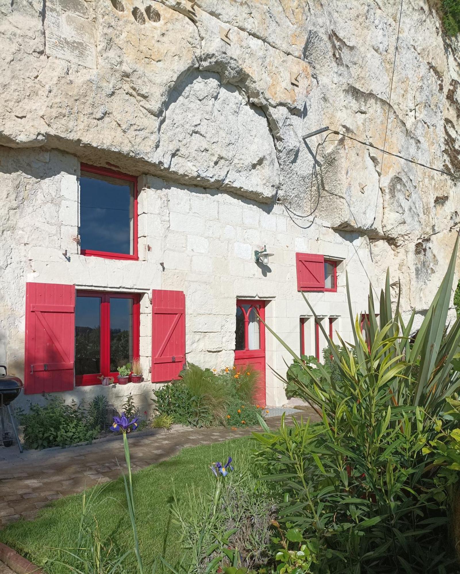 Gite Des Perreyeurs - Maison Troglodyte Avec Vue Sur Loire モンソロー エクステリア 写真