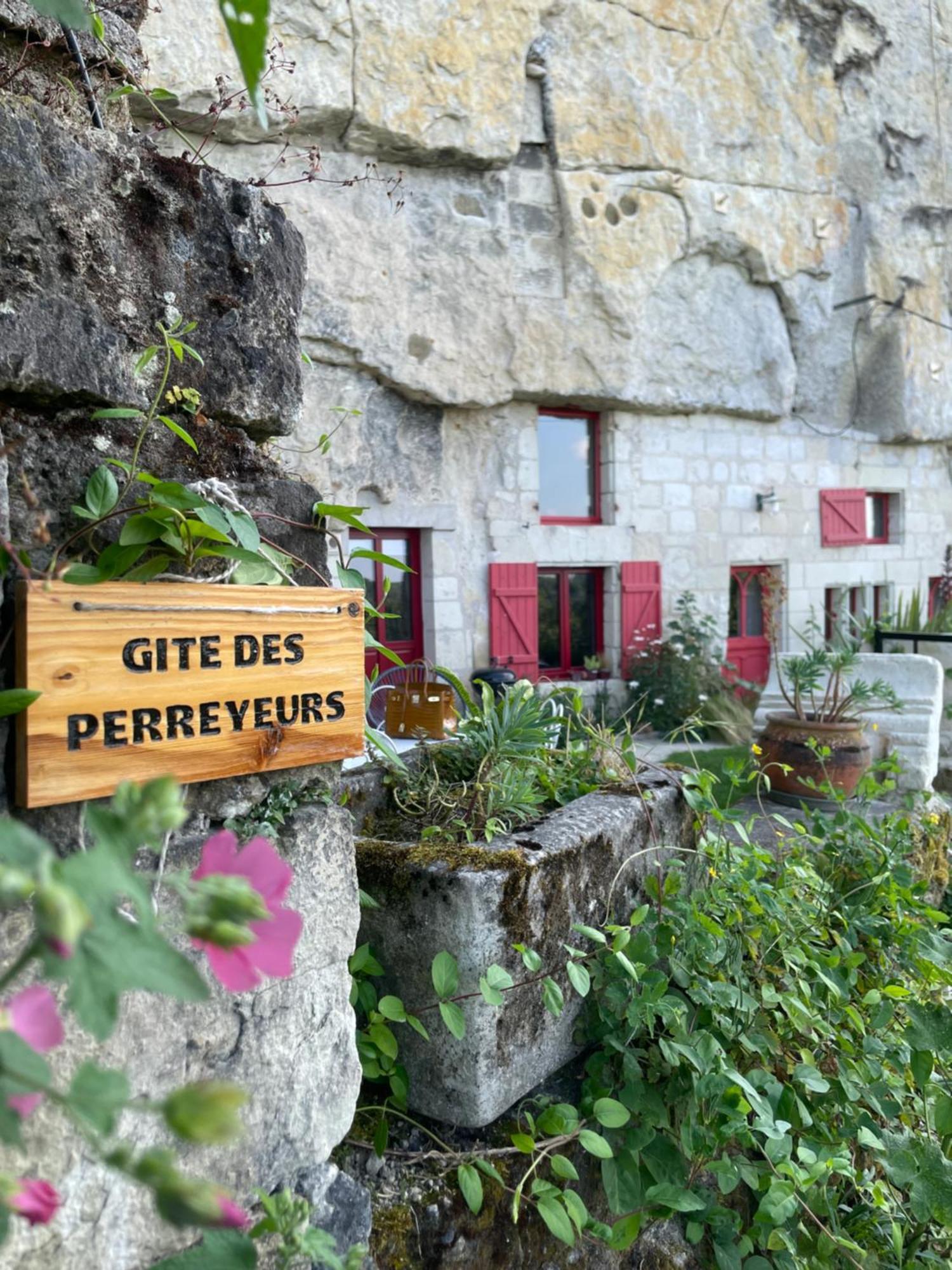 Gite Des Perreyeurs - Maison Troglodyte Avec Vue Sur Loire モンソロー エクステリア 写真