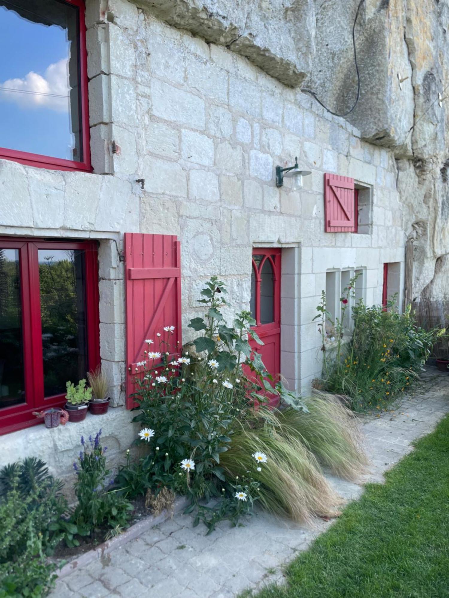 Gite Des Perreyeurs - Maison Troglodyte Avec Vue Sur Loire モンソロー エクステリア 写真