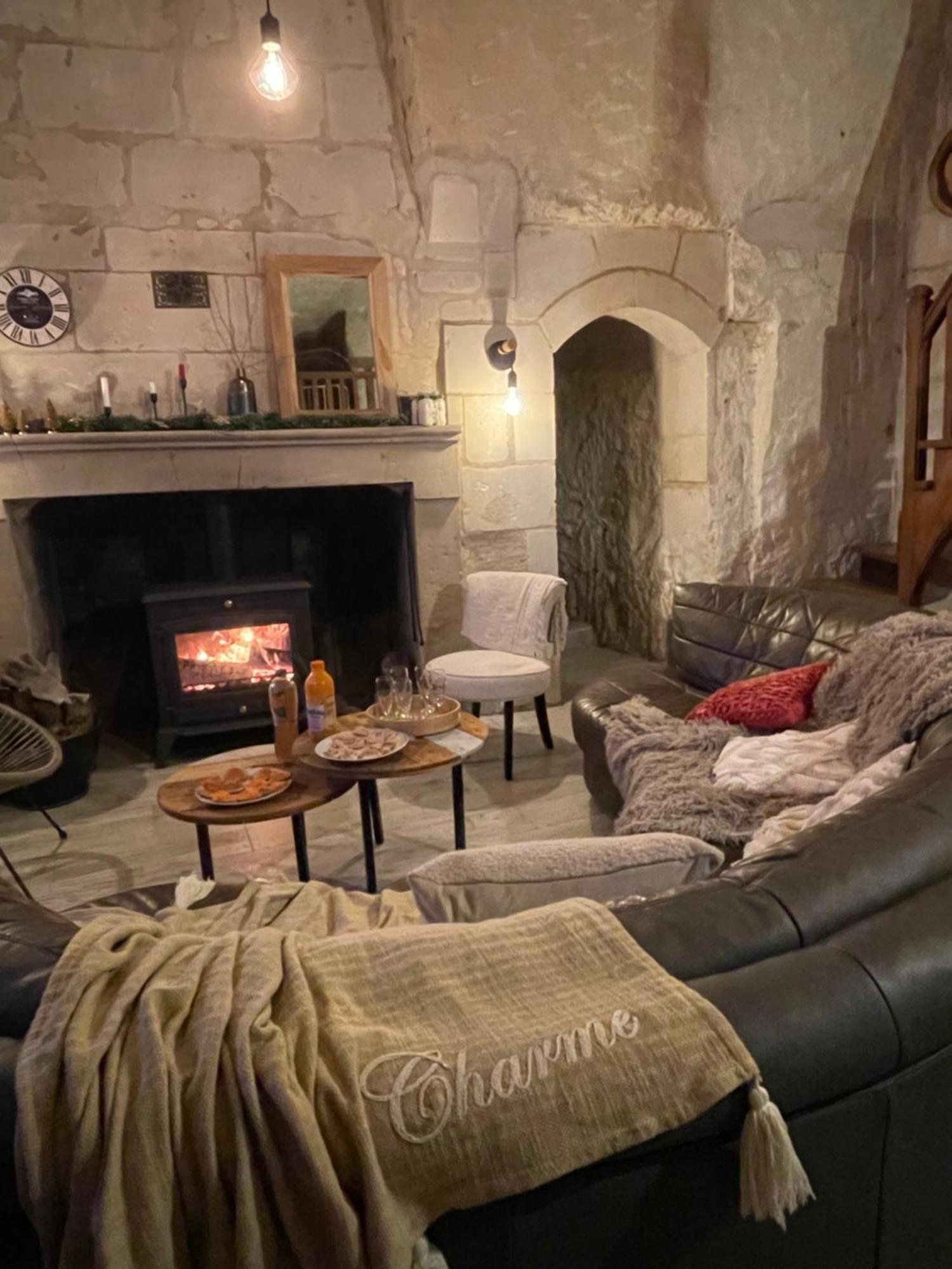Gite Des Perreyeurs - Maison Troglodyte Avec Vue Sur Loire モンソロー エクステリア 写真